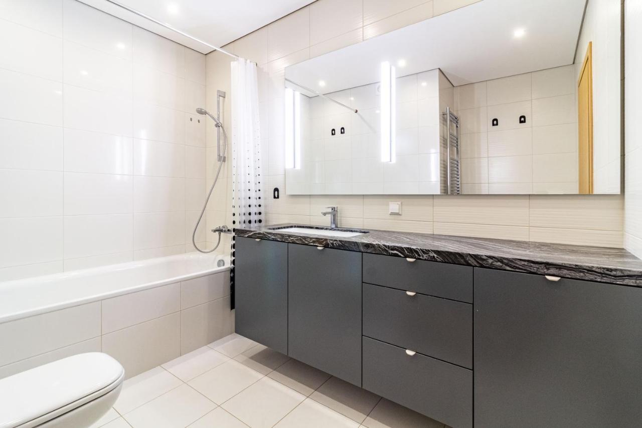 Cohost I Sunny Center Apt, Covered Parking, Balcony & Self Check-In Kaunas Buitenkant foto